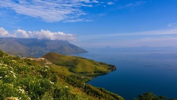 Danau Toba adalah danau alami berukuran besar di Indonesia yang berada di kaldera Gunung Supervulkan. Danau ini memiliki panjang 100 kilometer, lebar 30 kilometer, dan kedalaman 1.600 meter.  Foto: Dok. Ditjen Bina Marga Kementerian PUPR