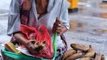 Ini 8 Potret Kegigihan Para Wanita Paruh Baya Berjualan Makanan
