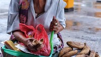 Setiap harinya Mbah Sutinah berjualan pisang kepok, lepet dan gemblong. Usia Mbah Sutinah sudah menginjak 80 tahun lho. Biasanya Mbah Sutinah berjualan di sekitar RS. Husada, Mangga Besar Jakarta. Foto: Instagram @dad_dish