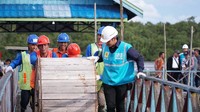Empat Haspel Kabel Listrik diturunkan di Desa Pantai untuk menyambung listrik ke Desa Teluk Hiri. Jarak antara desa tersebut sejauh 7 KM. Foto: Dok. PLN Kalselteng