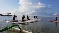 Sekarang kelas-kelas SUP Yoga juga cukup banyak, salah satunya bahkan ada di Bali, lho! (Foto: Instagram/chikiisan)