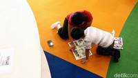  Orang tua pun ikut nyaman menjaga anaknya sambil mengajari membaca.