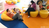 Orang tua pun dapat mendampingi putra putri mereka membaca.