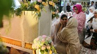 Syahnaz Sadiqah juga meminta restu kepada kakak dan saudaranya. Foto: dok Instagram kiranaweddingplanner