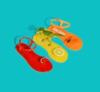 Unik! Sandal Jelly Milik Katty Perry Ini Keluarkan Aroma Buah Segar