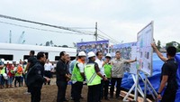 Presiden Joko Widodo didampingi Menteri Pekerjaan Umum dan Perumahan Rakyat (PUPR) Basuki Hadimuljono dan Menteri Perhubungan Budi Karya Sumadi pekan lalu meninjau lokasi pembangunan Tol Bocimi Seksi I Ciawi-Cigombong.Foto: Dok. Kementerian PUPR