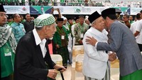 Selain Mbah Moen, hadir pula Rais Aam PBNU Maruf Amin. Presiden Jokowi juga tampak menyapa dengan cipika cipiki dengan Maruf. Foto: (Laily Rachev/Biro Pers Setpres)