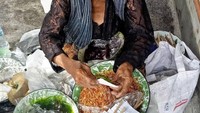 Gulali legend ini memang sudah cukup langka ditemukan. Mbah yang satu ini masih menjajakan gulali enak yang agak langka. Foto: Instagram @oramadhani
