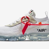 Dikutip dari XXL, salah satu sneakers yang paling ditunggu para kaum hypebeast adalah sepatu kolaborasi Nike dengan merek high-end streetwear Off-White. Dirilis akhir pekan ini, sneakers tersebut kabarnya akan dijual seharga US$ 250 atau Rp 3,4 juta. (Foto: ist.)