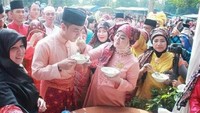 Duh, so sweet! Sang istri, Sherrin Tharia, sedang menyuapi Zumi Zola. Hidangan apa ya yang disuapi oleh Sherrin? Foto: Instagram @zumizola_corner