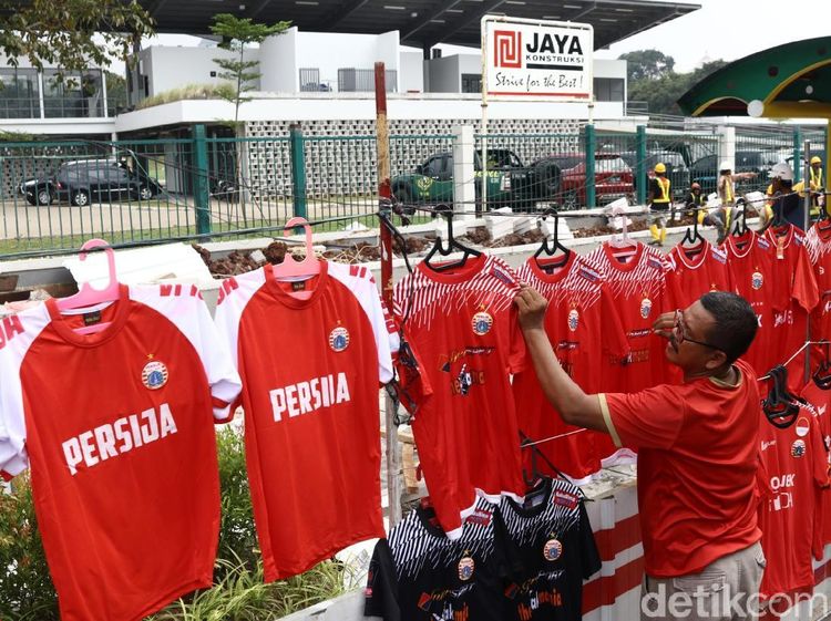 Pedagang Atribut Persija Mulai Gelar Lapak