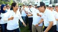 Menteri BUMN Rini Soemarno goyang dangdut bersama Direktur Utama Perum Jamkrindo Randi Anto yang juga didampingi oleh direksi 24 BUMN di Sentul, Bogor. Foto: dok. Jamkrindo