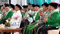 Di acara PPP itu, Presiden Jokowi duduk bersama Mbah Moen, Maruf Amin, dan Ketum PPP Romahurmuziy (Rommy). PPP juga sempat membacakan rekomendasi dari Munas Alim ulama soal kriteria cawapres Jokowi. Foto: (Laily Rachev/Biro Pers Setpres)