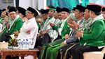 Momen Jokowi Genggam Tangan dan Cipika-cipiki ke Mbah Moen