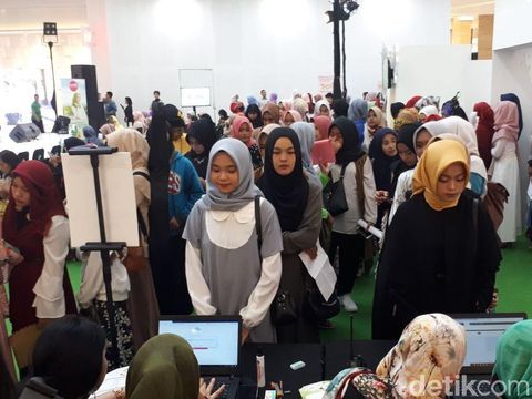 Suasana registrasi peserta audisi Sunsilk Hijab Hunt 2018 di Yogyakarta.