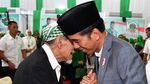 Momen Jokowi Genggam Tangan dan Cipika-cipiki ke Mbah Moen