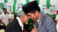 Jokowi diketahui cukup dekat dengan Mbah Moen. Saat Pilpres 2014, Jokowi juga mendatangi Mbah Moen untuk meminta doa restu. Foto: (Laily Rachev/Biro Pers Setpres)