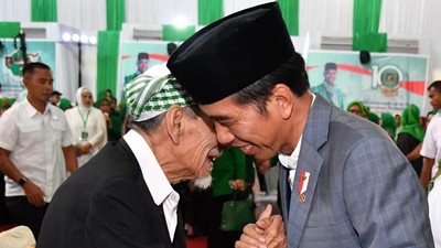 Momen Jokowi Genggam Tangan dan Cipika-cipiki ke Mbah Moen