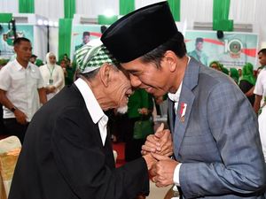 Jokowi Kenang Salat Magrib Berjemaah dengan Mbah Moen