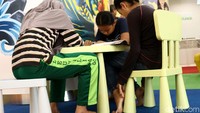 Mereka juga dapat berdiskusi dan mengerjakan program sekolah.