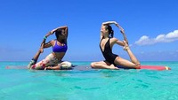 Melakukan SUP Yoga tak perlu sendirian, lebih seru dengan teman seperti yang dilakukan Keysten asal Kepulauan Cayman ini. (Foto: Instagram/keysten)