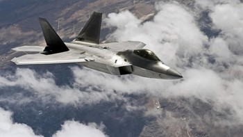 Berbeda dengan F-35 yang lebih cocok sebagai bomber, F-22 adalah fighter siluman yang lebih lincah dalam bermanuver. Foto: Dok. Dephan AS