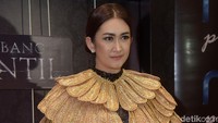 Gaya Nafa Urbach dengan gaun hitam yang memakai aksen seperti sayap. Foto: Noel/detikHOT