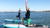 Nggak cuma anak muda di Melbourne, yang usia tua juga tertarik melakukan SUP Yoga. (Foto: Instagram/sunseekersmelbourne)