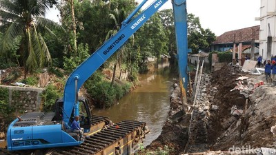 Pembuatan Turap di Tendean Square Dikebut