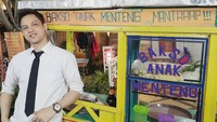 Lucky Perdana dikenal sebagai aktor sekaligus bintang sinetron, ia mengawali karirnya di bidang modeling. Ia dikenal dengan wajah kalemnya. Foto: Instagram @_luckyperdana