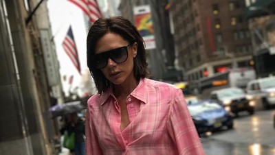 Foto: Gaya Modis Victoria Beckham Pakai Baju Kedodoran