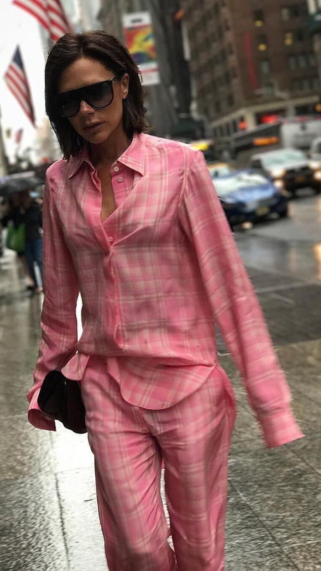 Gaya Victoria Beckham ikut berevolusi seiring berjalannya waktu. Dulu, istri David Beckham ini senang tampil dalam balutan busana ketat yang mempertegas tubuh seksinya. Tapi sekarang, busana bersiluet longgar alias oversized kerap jadi andalannya. Meski terlihat kedodoran, ia tetap terlihat modis. (Foto: Instagram/Victoria Beckham)