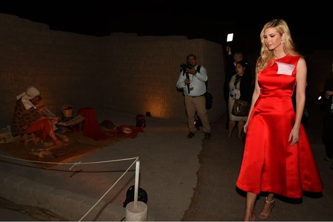 Menyempurnakan gayanya, sepatu pink hak tinggi Calvin Klein senilai US $ 1495 atau Rp 20 jutaan. (Foto: Instagram/Ivanka Trump)