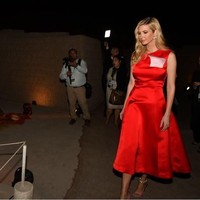 Menyempurnakan gayanya, sepatu pink hak tinggi Calvin Klein senilai US $ 1495 atau Rp 20 jutaan. (Foto: Instagram/Ivanka Trump)