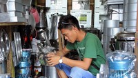 Seorang pedagang menanti pembeli