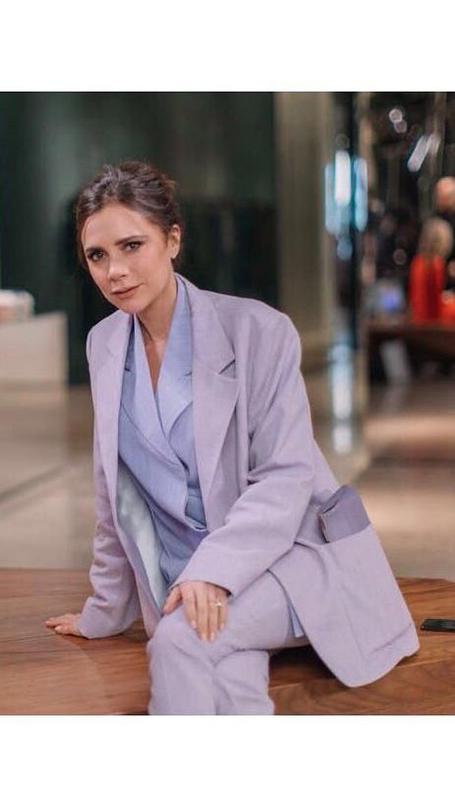 Victoria Beckham dalam balutan setelan longgar violet dari koleksi Spring-Summer 2018 rancangannya. (Foto: Instagram/Victoria Beckham)