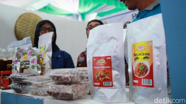Foto: Produk lokal yang dipamerkan dalam Festival Potensi Unggulan Daerah di Sanana, Kepulauan Sula (Randy/detikTravel) Foto: Produk lokal yang dipamerkan dalam Festival Potensi Unggulan Daerah di Sanana, Kepulauan Sula (Randy/detikTravel)