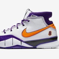 Penggemar Kobe Bryant wajib punya Nike Kobe 1 Protro Final Seconds. Hadir dengan sentuhan warna khas LA Lakers dan bordiran berbentuk angka 8 (nomor punggung Kobe), sepatu ini bisa didapatkan seharga US$ 175. (Foto: ist.)