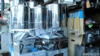  Mereka menjual panci, kompor oven, cetakan kue, penggorengan, dan alat memasak lainya.