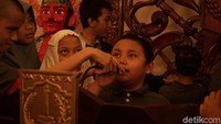 Anak-anak ini juga mencoba podium yang biasa digunakan gubernur untuk berpidato.