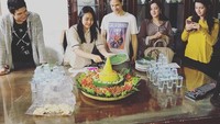 Lucky merupakan sosok yang ramah dan dekat dengan lawan mainnya di setiap sinetron. Ini posenya ketika menikmati nasi tumpeng di lokasi syuting. Foto: Instagram @_luckyperdana