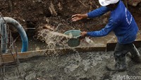 Turap yang ambrol akibat sebelumnya digunakan sebagai akses pengerukan Kali Krukut segmen Tendean.