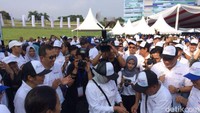 Deputi Bidang Restrukturisasi dan Pengembangan Usaha Kementerian BUMN, Aloysius Kiik inut bergoyang dan menyawer dengan uang Rp 100 ribu. Rini pun makin antusias bergoyang.Foto: Puti Aini Yasmin/detikFinance.