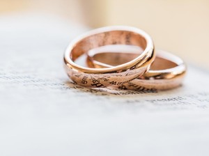 Calon Pengantin Pamer Cincin Tunangan Mewah, Netizen Malah Salfok ke Kuku