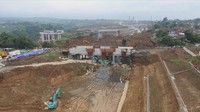 Menteri PUPR Basuki Hadimuljono menjelaskan pengerjaan Tol Bocimi tidak mudah karena topografinya pengunungan dengan risiko pergerakan tanah cukup tinggi.Selain itu curah hujan yang tinggi juga menjadi tantangan.Foto: Dok. Kementerian PUPR.