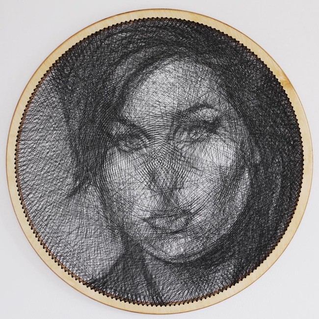 Mendiang Amy Winehouse pun tak luput sebagai obyek andalan seniman ini. (Foto: Instagram/cvernart)