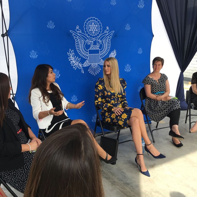 Perempuan 36 tahun itu mengenakan shirtdress biru navy yang dipermanis dengan motif floral dan kancing mutiara. Gaun itu merupakan rancangan Joseph Altuzarra. Harganya US$ 1.147 atau sekitar Rp 15 juta. (Foto: Instagram/Ivanka Trump)