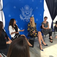 Perempuan 36 tahun itu mengenakan shirtdress biru navy yang dipermanis dengan motif floral dan kancing mutiara. Gaun itu merupakan rancangan Joseph Altuzarra. Harganya US$ 1.147 atau sekitar Rp 15 juta. (Foto: Instagram/Ivanka Trump)