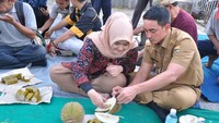 Begini gaya Zumi Zola saat tengah memakan duren bersama sang istri. Ia memakannya bersama lontong ketan. Duh, kelihatannya enak, ya! Foto: Instagram @sabri.yanto