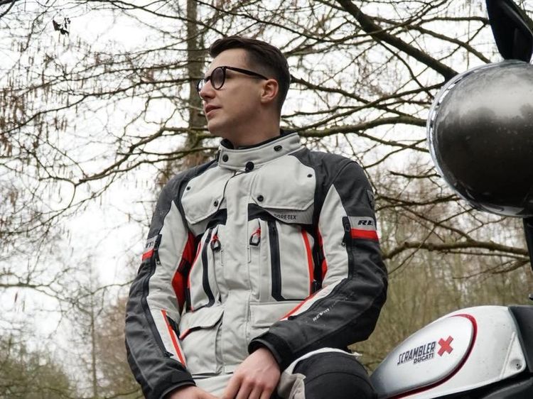 Mau Temani Rider Ganteng Ini Keliling Dunia Pakai Motor?